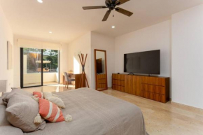 Luxury Suite with pool, 5 min to beach